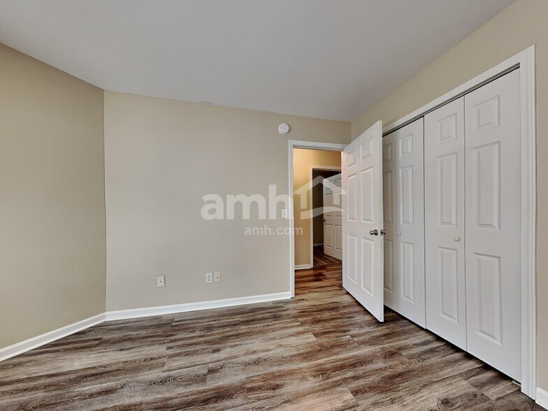 Building Photo - 4 Laurel Ln