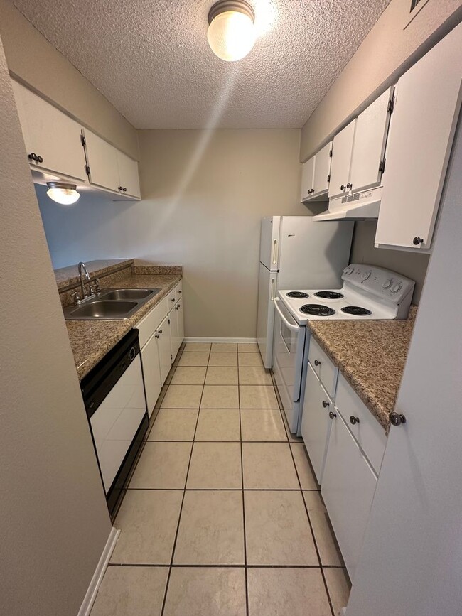Building Photo - 1BD/1BA Condo located on the Germantown/Me...