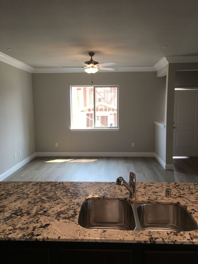 Building Photo - 4 Bedroom West Redding Townhome-  MOVE IN ...