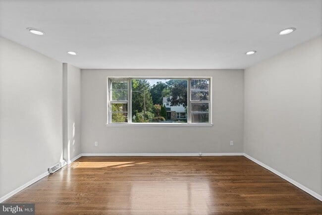 Building Photo - 205 Juniper Rd