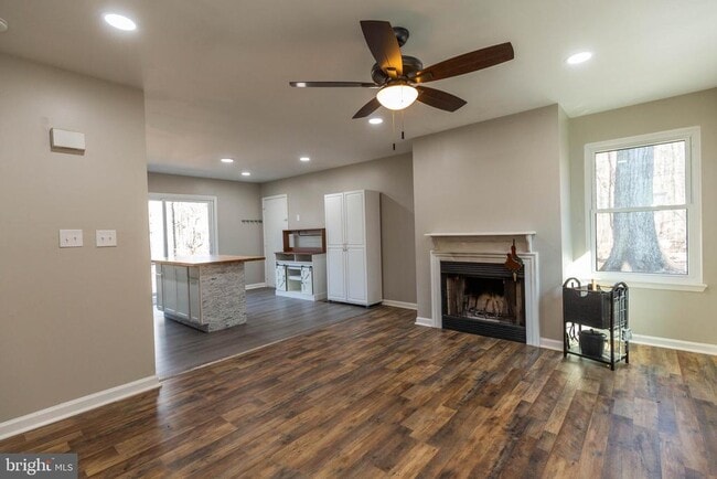 Building Photo - 462 Wild Rose Ln