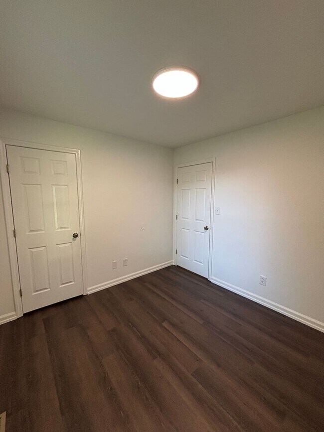 Building Photo - Freshly Renovated Cottage!