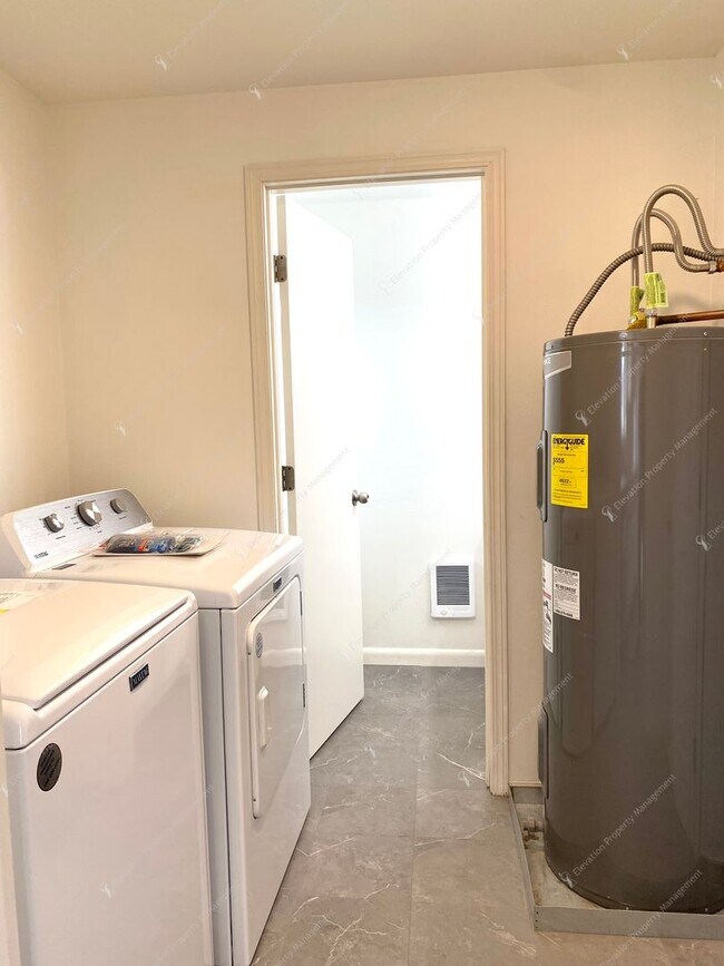 Building Photo - Bright Redmond Duplex — Steps from Umatilla Sports Complex, Garage & Fenced Yard