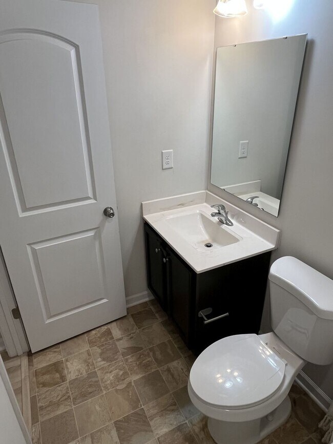 Building Photo - Spacious 5 Bed home in East Charlotte