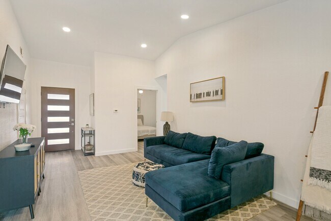 Building Photo - 1273 Palisades Dr