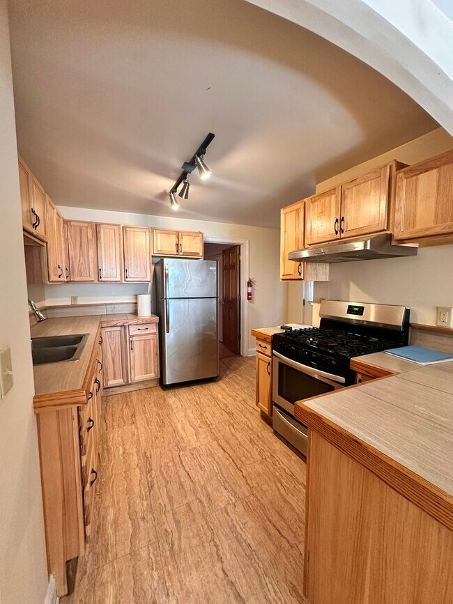 Building Photo - 86 Pitkin St