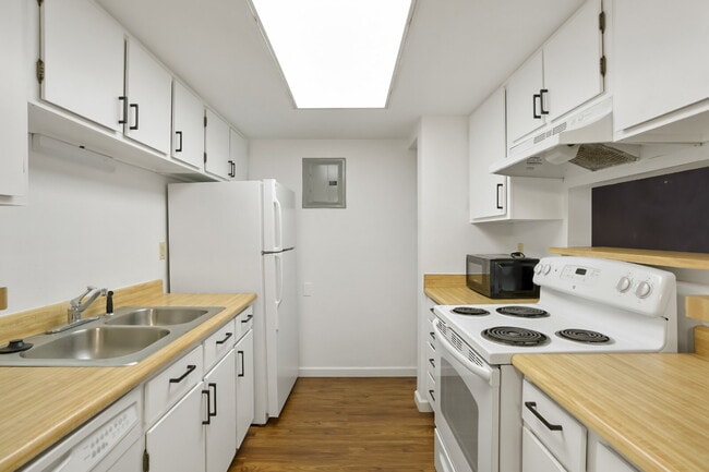 Building Photo - Aurora - 2 Bedroom 2 Bath Condo - Garage, ...