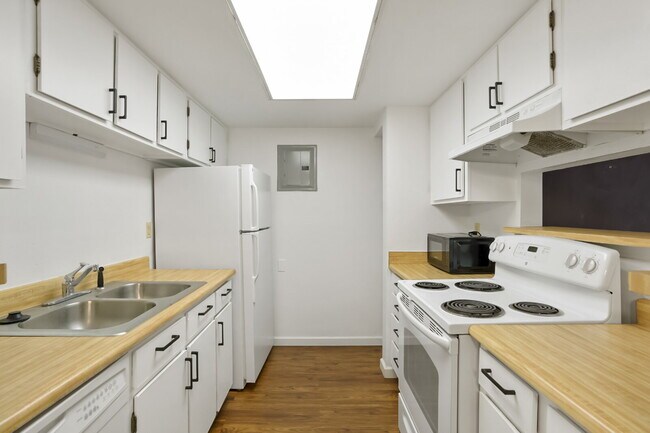 Building Photo - Aurora - 2 Bedroom 2 Bath Condo - Garage, Washer/Dryer - Community Pool