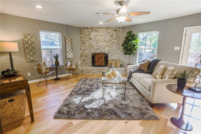 Building Photo - 407 W Odell St