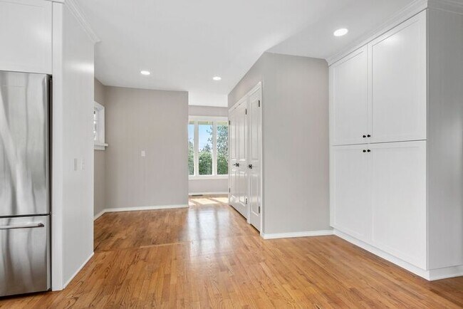 Building Photo - Sunny Air Conditioned Mercer Island Charmer!