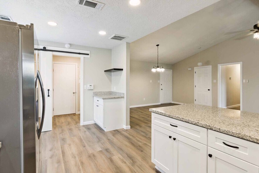 Building Photo - 259 E Castle Harbour Dr