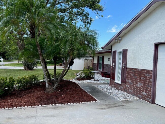 Building Photo - 2425 Doud St