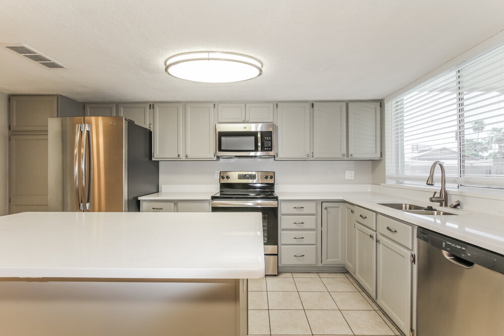 Building Photo - 560 E Morrow Dr