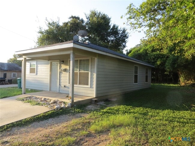 Building Photo - 511 W Avenue C