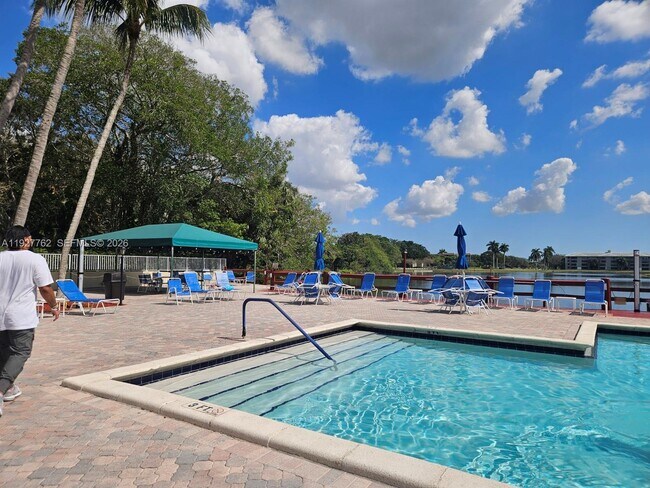 Building Photo - 9450 Poinciana Pl