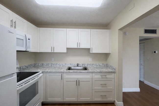 Building Photo - 700 Village Green Ct