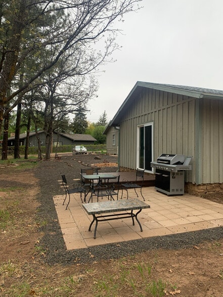 Primary Photo - 1249 W Apache Ln
