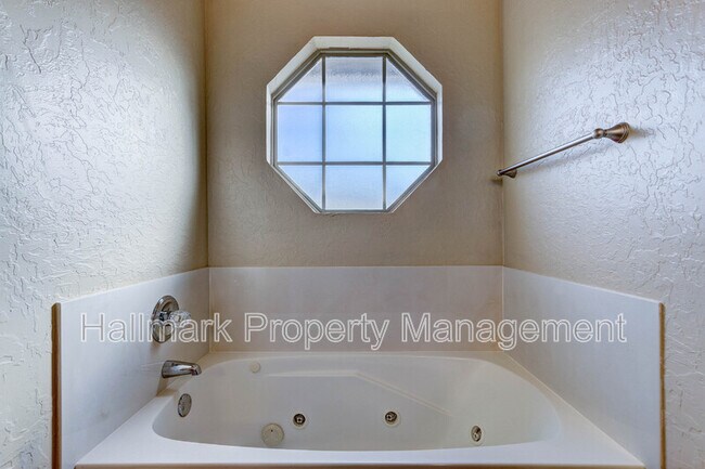 Building Photo - 500 Loyd Ln