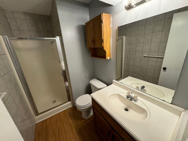 Building Photo - Great  Duplex in Southeast Springfield !