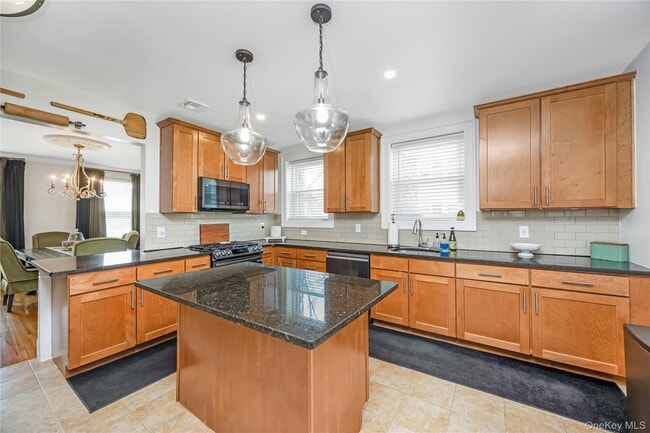 Building Photo - 312 Ellington Ave E