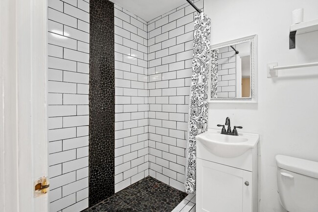 Building Photo - Spacious Home Near Downtown Durham