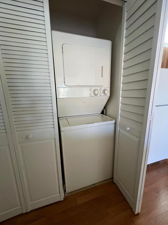 Building Photo - 706 Sunny Pine Way