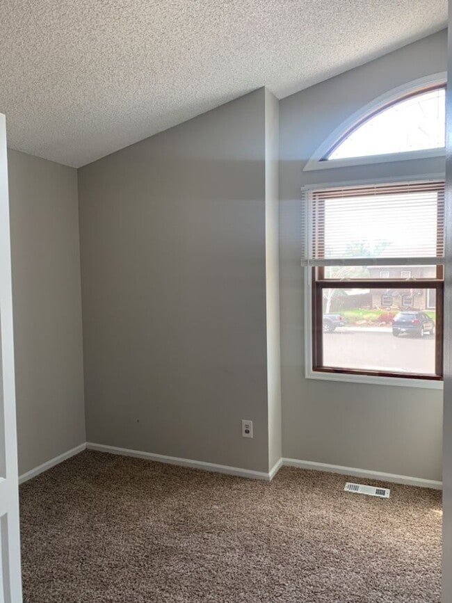 Building Photo - Spacious Tri-Level Home in Southwest Ft. C...