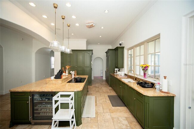 Building Photo - 719 Eastlawn Dr