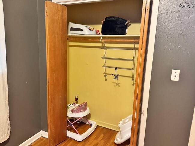 Building Photo - 405 Vaughn St