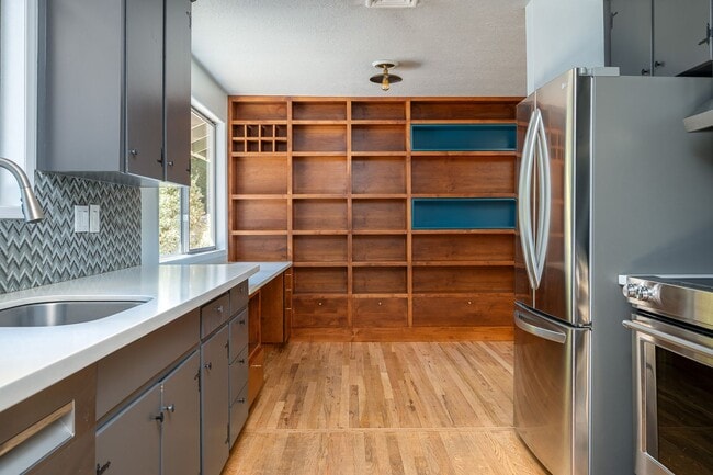 Building Photo - Charming Mid-Century Home in Lake Oswego S...