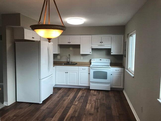 Building Photo - 5685 Coach Dr E