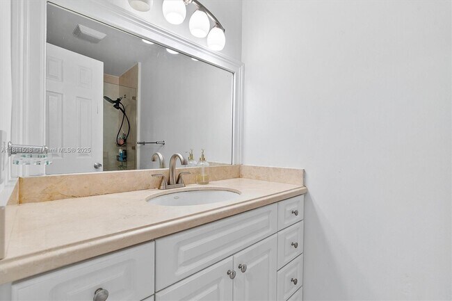 Building Photo - 300 Poinciana Island Dr