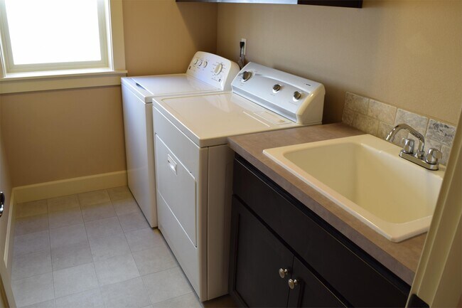 Building Photo - 14632 Catalpa Way