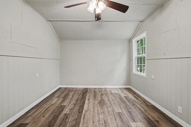 Building Photo - Cute & Clean Home with Large Fenced Yard Pet Friendly!