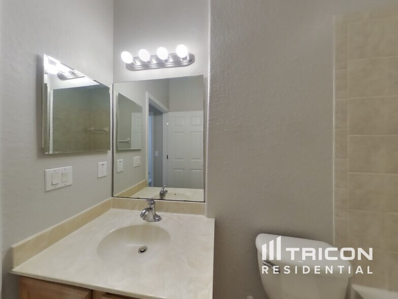 Building Photo - 3445 Fiddlers Green Loop
