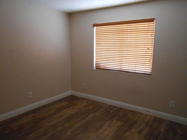 Building Photo - 1st Floor Condo in Sunrise Manor