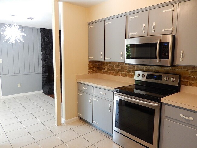 Building Photo - 913 Tamarack Ave