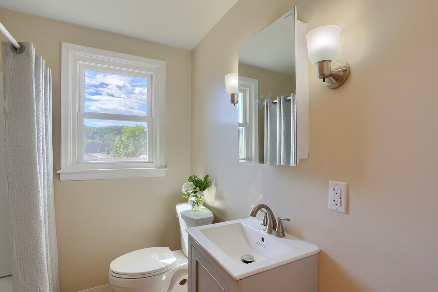 Building Photo - 1311 Midland Beaver Rd