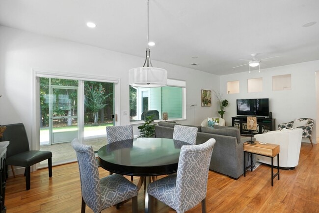 Building Photo - 211 Hampton Cir