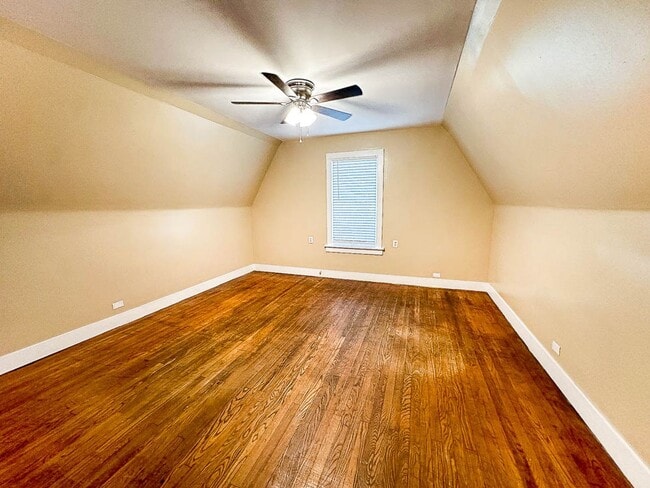 Building Photo - Large 4 bedroom in Highland!