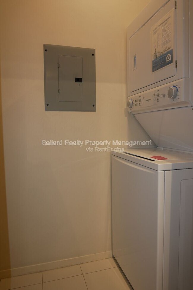 Building Photo - 700 E Denny Way