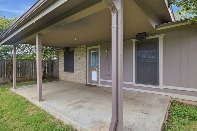 Building Photo - Charming 3 Bedroom Home near Schools and Rec Center