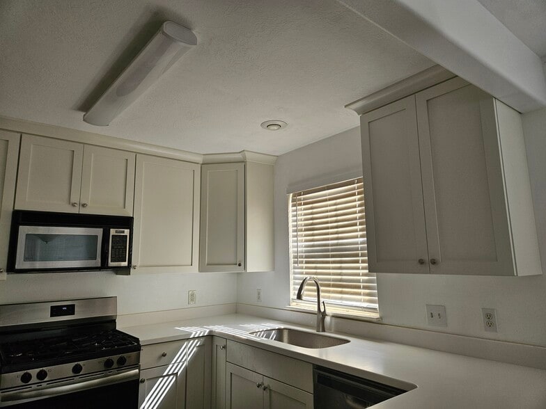 Building Photo - 1046 W 820 S