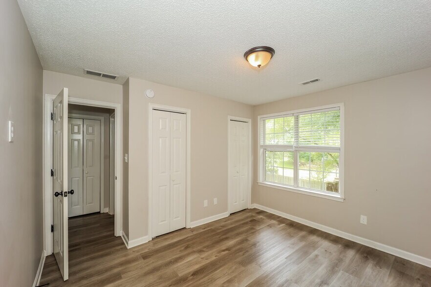 Building Photo - 130 Woodlake Dr