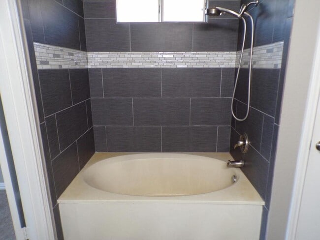 Building Photo - 5006 Parkwood Dr