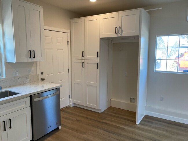 Building Photo - 8415 Beckford Ave