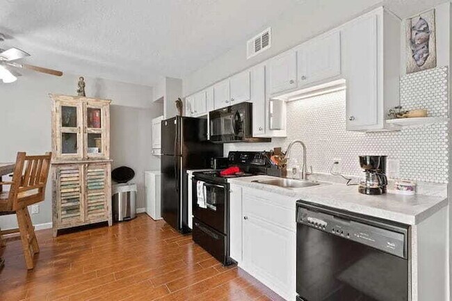 Building Photo - Adorable 1BR - Ground Entry Available FULLY FURNISHED