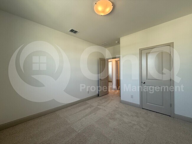 Building Photo - 904 Santa Lucia Dr