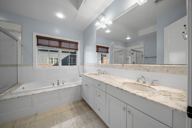 Building Photo - 1600 Kaufer Ln