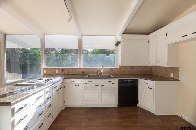 Building Photo - 3215 Fernwood Dr